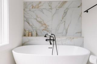 “Ivory Inn” - Cozy Modern Stay w/ Hot Tub - LEX - 7