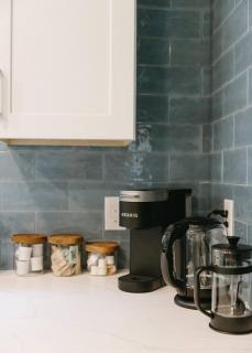 “Ivory Inn” - Cozy Modern Stay w/ Hot Tub - LEX - 4