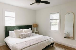 “Ivory Inn” - Cozy Modern Stay w/ Hot Tub - LEX - 2