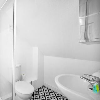 Cozy Apartment - Accommodates 4 - On Street Parking - Neftlix 2CR - 2