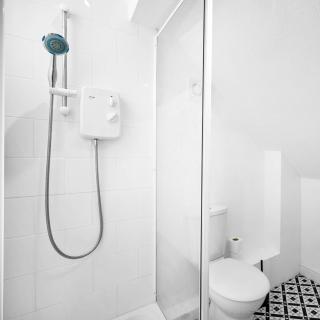 Cozy Apartment - Accommodates 4 - On Street Parking - Neftlix 2CR - Birmingham - 3