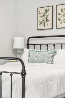 Urban Oasis Robbinsdale - private 2 bedrooms - 7