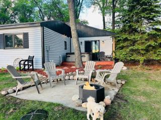 Centrally located - Perch Lake Bungalow - Hot-tub! - 8