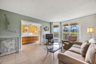 Experience luxury in a spacious 900 sq ft condo in South Kihei, featuring 2 bedrooms with king beds MBG402 - 7