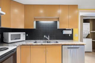 Experience luxury in a spacious 900 sq ft condo in South Kihei, featuring 2 bedrooms with king beds MBG402 - 4