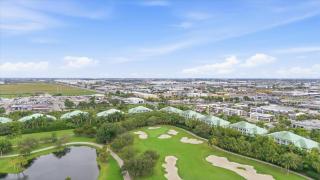 Spacious 1BR Loft Villa - Pool Golf - Doral Downtown - 3