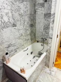 Frente a Primark Gran Via Apartamento nuevo y reformado a estrenar Full Equipado con Amenities - 4