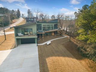 Lakeside Luxe-Lake Access-Hot Tub-Amazing Patio - 5