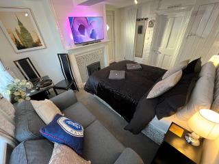 52 Blue - Cosy 1 Bed Bedsit with Kitchen & Bathroom - 7