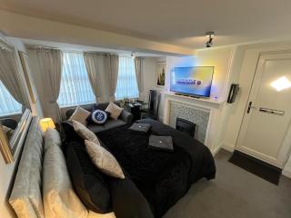 52 Blue - Cosy 1 Bed Bedsit with Kitchen & Bathroom - 3