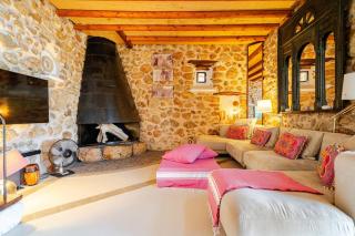 Rock Waterfall Rustic House - 8