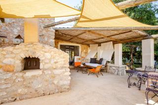 Rock Waterfall Rustic House - 1