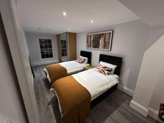 Apartment - Sleeps 6 & Near Station - 8