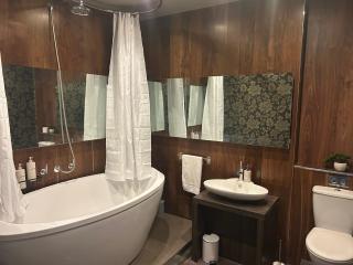 Apartment - Sleeps 6 & Near Station - 3