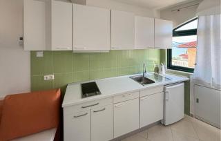 Stunning Apartment In Duce With Wifi - 8