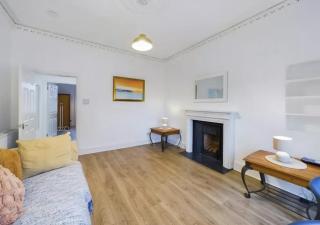 Modern 2-Bedroom Glasgow Apartment Close to Train Station and Airport - 4