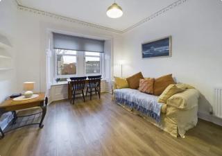 Modern 2-Bedroom Glasgow Apartment Close to Train Station and Airport - 2