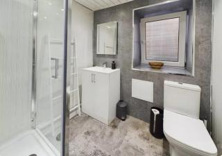 Modern 2-Bedroom Glasgow Apartment Close to Train Station and Airport - 3