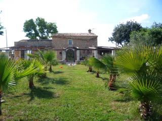 Rock Waterfall Rustic House - 0