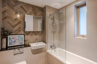 Vibrant Top Floor Apartment Hackney Wick - 9