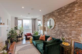 Vibrant Top Floor Apartment Hackney Wick - 0