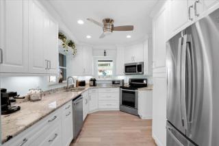 Harbo Haven - Waterfront Oasis and Heated Pool Family - 7