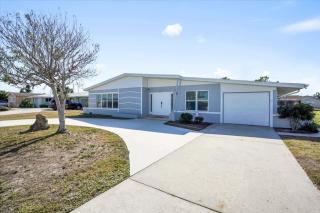 Harbo Haven - Waterfront Oasis and Heated Pool Family - 2