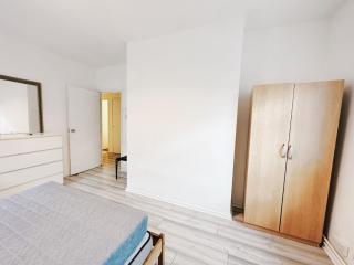 Double Room next to Bromley by Bow Station - 5