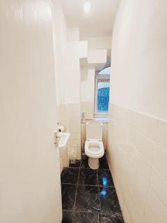 Double Room next to Bromley by Bow Station - 1