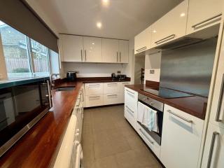 Spacious 4-Bed Home in Ascot - 1