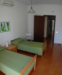 white flowers camera quadrupla con garage privato in centro - 4