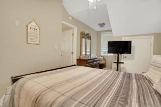 Gilbert Lake-View Apt – Luxury + WiFi - 1