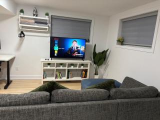 Private Basement Suite, Fully Equipped & Parking - 5