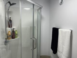 Private Basement Suite, Fully Equipped & Parking - 3