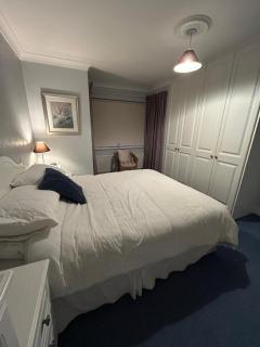 21 Balrath Wood - entire 3 bedroom house with drive and garden sleeps 5 - 8