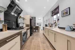 4 Bedroom House With Cinema Room by City SuperHost - 6