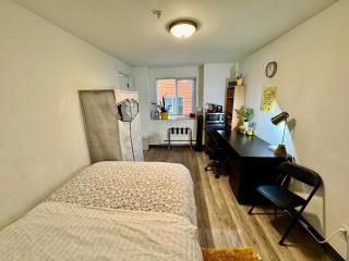 Private Room with own Bathroom 10 Minutes Walk to University of Washington - 8