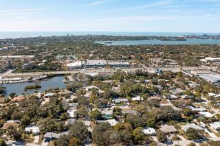 Fun pool home, 2 miles to Siesta - 5