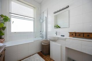 Seaside Haven - Stylish & Comfortable Escape LHouse - 8