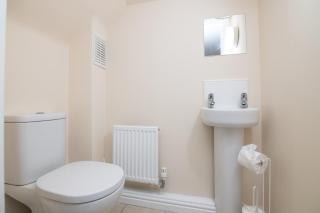 Cosy Two Bedroom House with Driveway Parking and Garden - 1