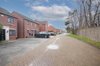 Cosy Two Bedroom House with Driveway Parking and Garden - 9