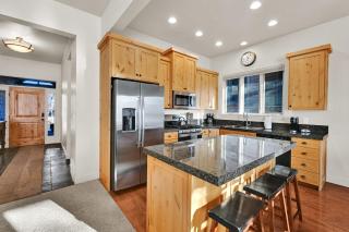 Gorgeous Eden Getaway Stunning Mountain Views and Family Fun - 1