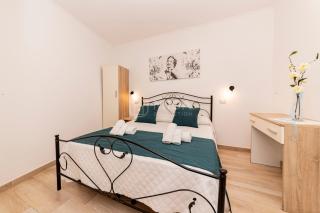 LORY'S HOUSE - 2