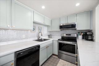 2 Bedroom 9400 Building Condo with Gorgeous Side Ocean View - 1