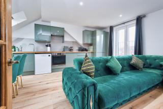 Stylish Dagenham Flat with Easy Access to Central London - 3