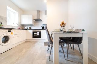 LUX 2BDR Flat By Luton Station, Airport, City Centre - 30min to King's X St Pancras International - 6