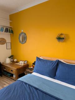 R1 - Bright Quiet Double - City & Beach Access, WIFI, Free Parking - Self Catering - 7