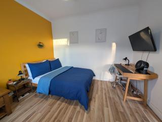 R1 - Bright Quiet Double - City & Beach Access, WIFI, Free Parking - Self Catering - 9