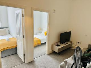 The Oakley House - 2 Bedroom Entire Apartment - 4