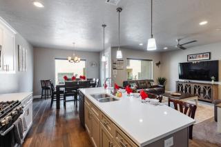 Zion Village Resort 415 Private Hot Tub, Ping Pong Table, and Community Pool access - 2